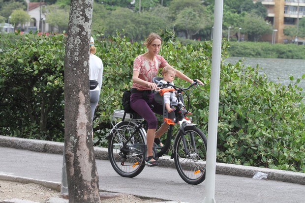 Betty Gofman passeia de bicleta com a família (Foto: Dilson Silva / AgNews)