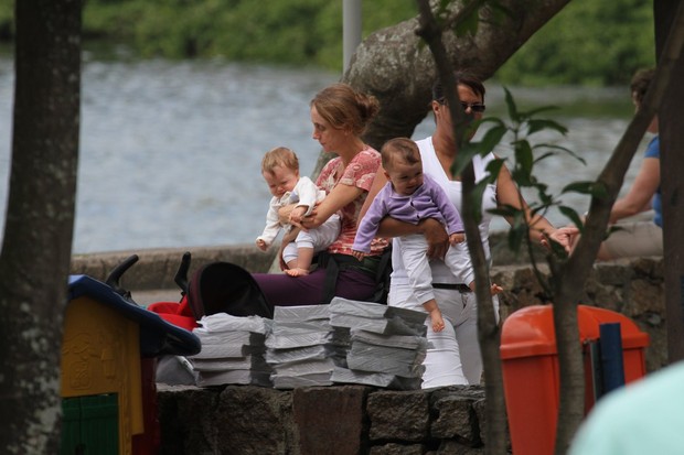 Betty Gofman passeia com as filhas pela Lagoa (Foto: Dilson Silva / AgNews)