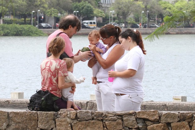Betty Gofman passeia com a família na Lagoa, no Rio (Foto: Dilson Silva / AgNews)