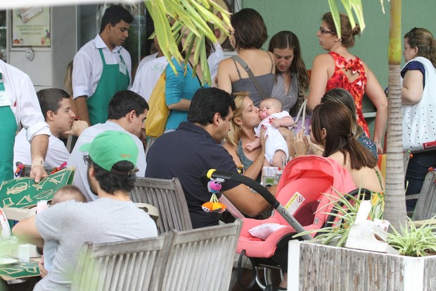 Thais dá beijo na filha de Fernanda Pontes (Foto: Dilson Silva/Ag News)