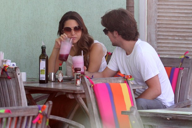 Fernanda Machado almoça com o namorado em restaurante da Barra (Foto: Delson Silva / Ag News)