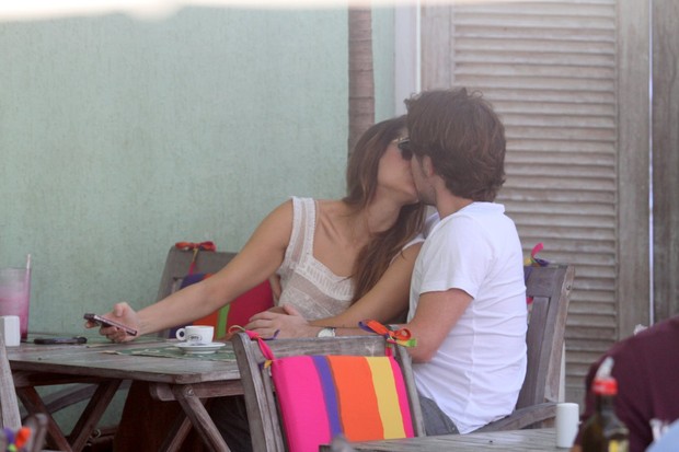 Fernanda Machado almoça com o namorado em restaurante da Barra (Foto: Dilson Silva / AgNews)