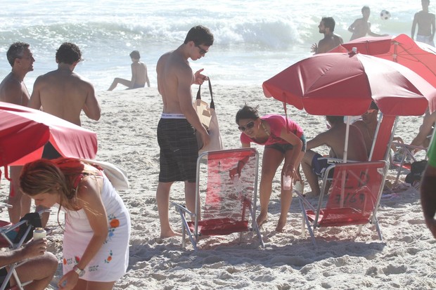Carol Macedo vai a praia com namorado, no Rio (Foto: Dilson Silva/Ag News)
