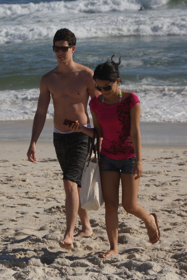 Carol Macedo vai a praia com namorado, no Rio (Foto: Clayton Militão/Photorio News)