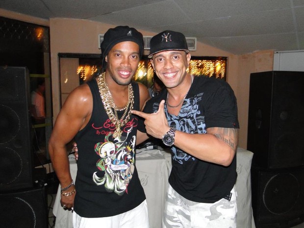 Ronaldinho Gaúcho e Linoy, vocalista da banda Os Sungas (Foto: Reprodução / Facebook)