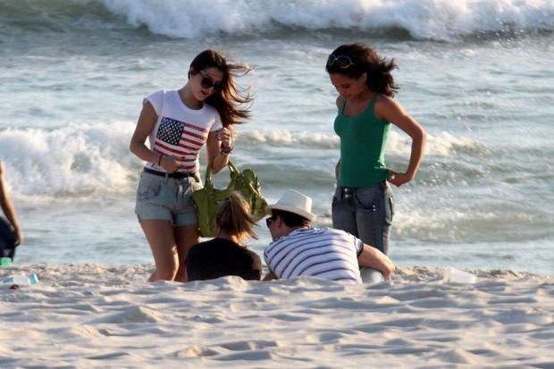 Carol Macedo e Giovanna Lancellotti curtem praia no Rio (Foto: Marcos Ferreira / Photo Rio News)