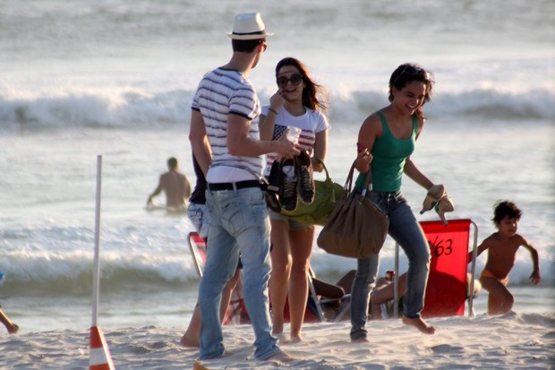 Carol Macedo e Giovanna Lancellotti curtem praia no Rio (Foto: Marcos Ferreira / Photo Rio News)