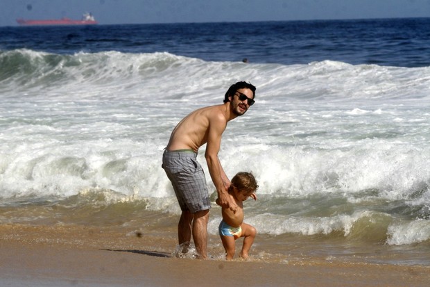 Caio Blat com o filho Bento (Foto: Edson Teófilo e Gil Rodrigues/PhotoRio News)