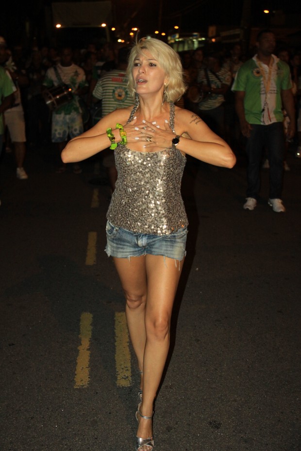 Antonia Fontenelle participa do ensaio de rua da Mocidade no Rio (Foto: Irapuâ Jéferson/ Divulgação)