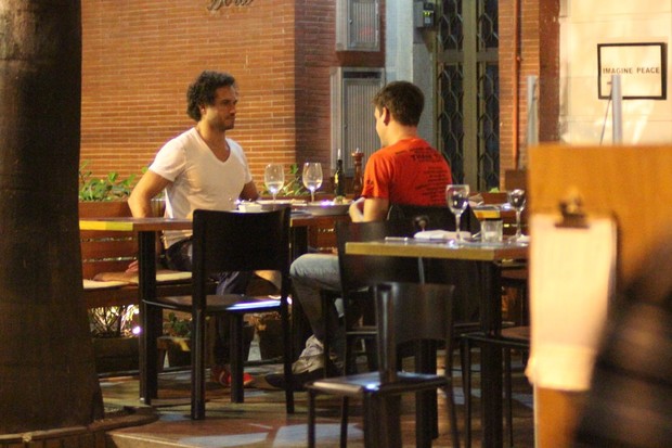 Paulo Rocha janta com amigo em restaurante no Leblon, Zona Sul do Rio (Foto: Fausto Candelária/ Ag. News)