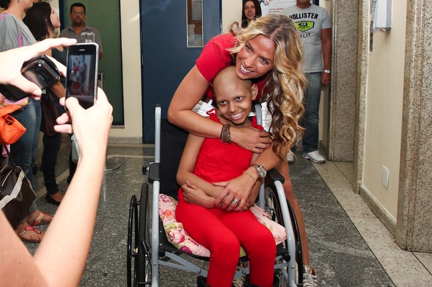 Adriane Galisteu visita crianças com câncer (Foto: Manuela Scarpa / Photo Rio News)