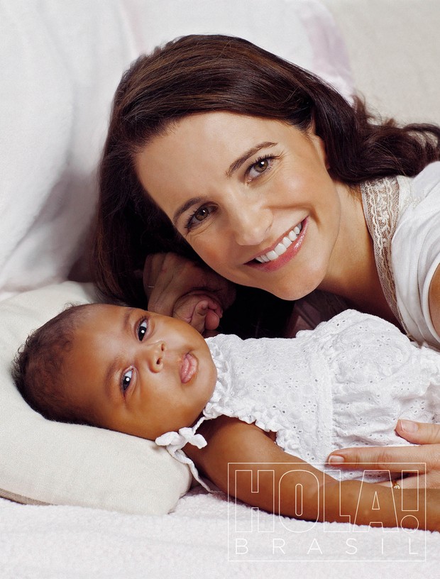 Kristin Davis com a filha adotiva (Foto: Divulgação Hola)