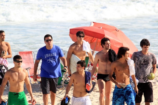 Rômulo Arantes Neto vai à praia com amigos, no Leblon (Foto: Wallace Barbosa / AgNews)