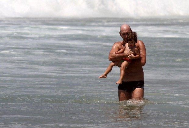 Nalbert brinca com a filha na praia no Rio (Foto: André Freitas/AgNews)