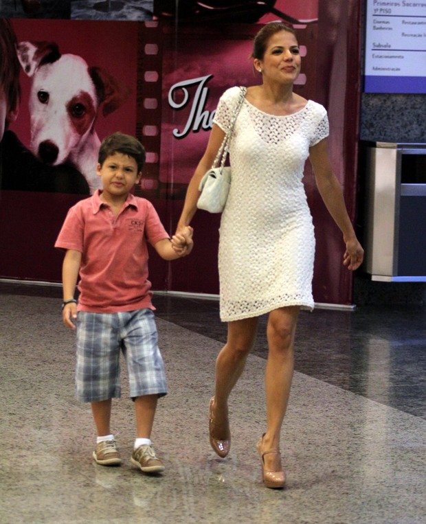 Nívea Stelmann passeia com o filho em shopping do Rio (Foto: Marcus Pavão / AgNews)