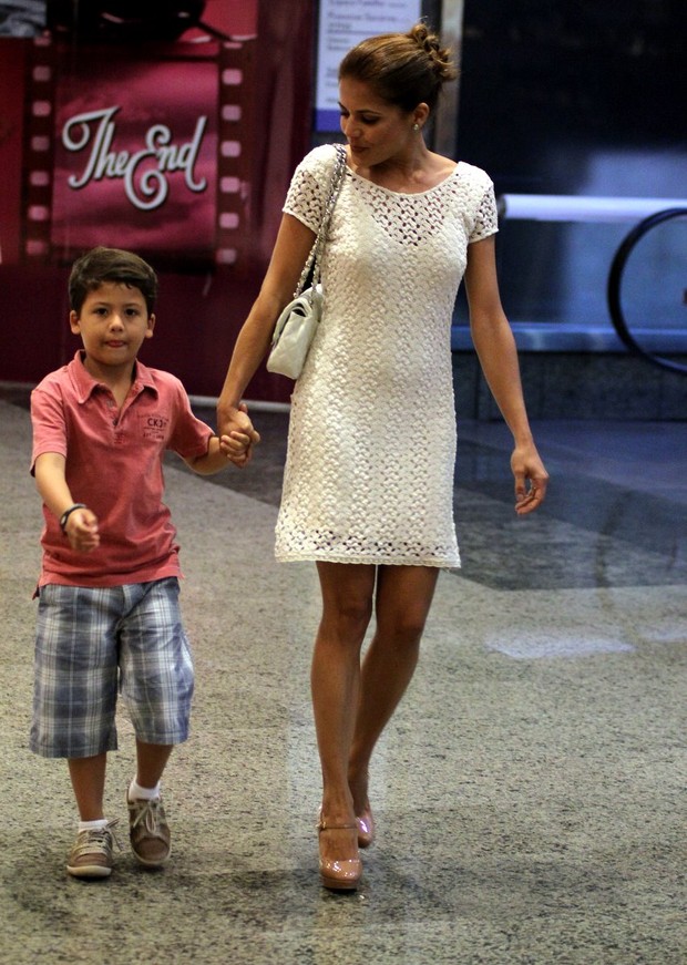 Nívea Stelmann passeia com o filho em shopping do Rio (Foto: Marcus Pavão / AgNews)