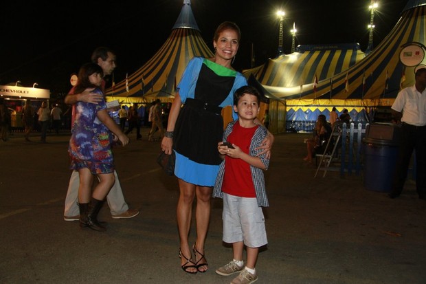 Nívea Stelmann com o filho em apresentação do Cirque du Soleil (Foto: Isac Luz / EGO)