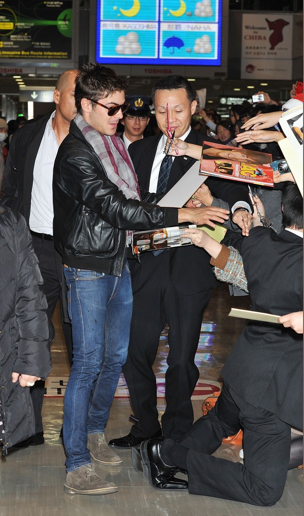 Zac Efron desembarca em Tóquio, no Japão (Foto: Getty Images/ Agência)