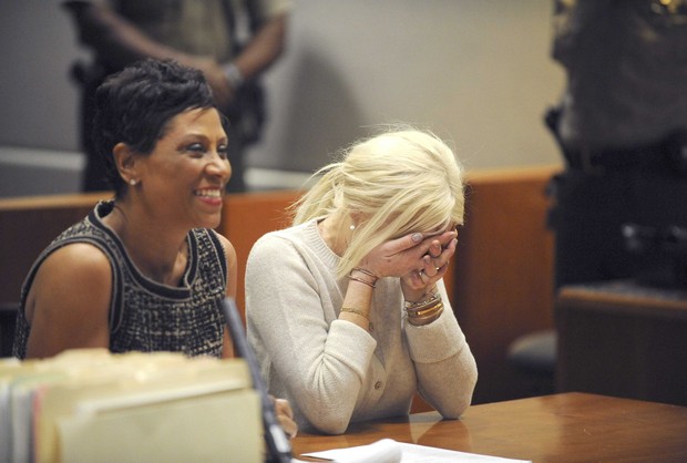 Lindsay Lohan envergonahda ao ouvir da juíza que ela gosta de ir ao tribunal (Foto: Agência/Reuters)
