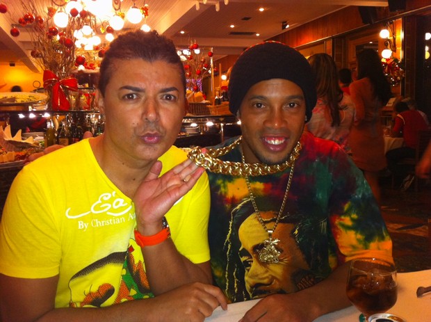 David Brazil e Ronaldinho Gaúcho em churrascaria no Rio (Foto: Twitter/ Reprodução)