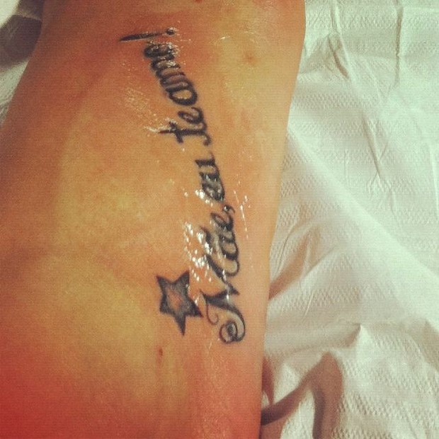 Ex-BBB Adriana retoca tatuagem (Foto: Reprodução/Twitter)