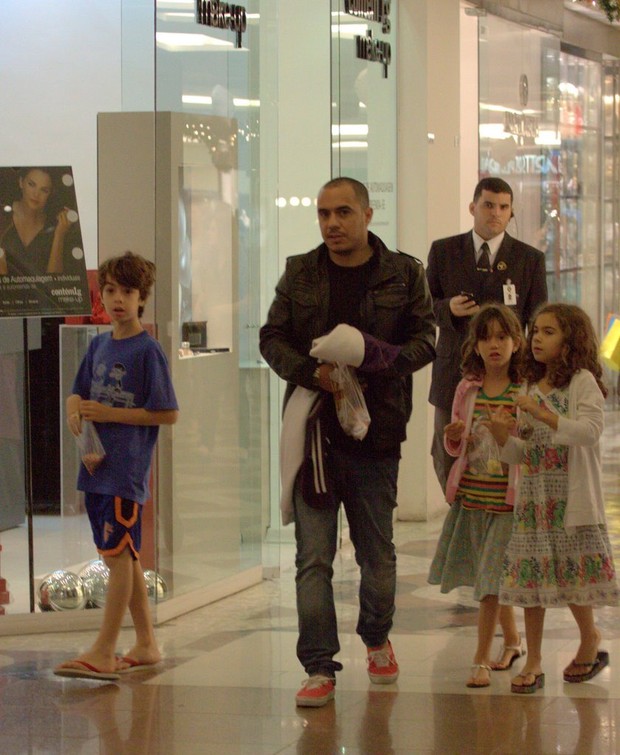 Marcelo D2 passeia com os filhos no shopping (Foto: Alice Silva / AgNews)