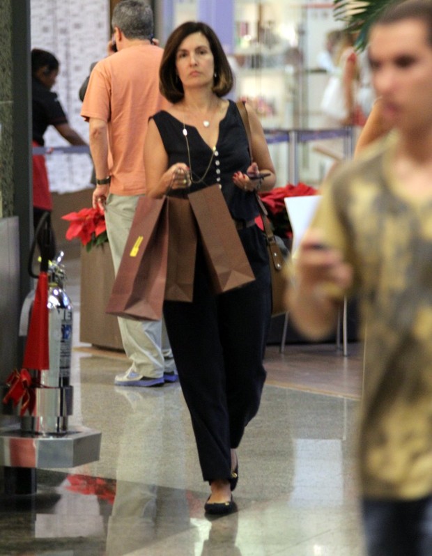 Fátima Bernardes passeia em shopping carioca (Foto: Marcus Pavão / AgNews)