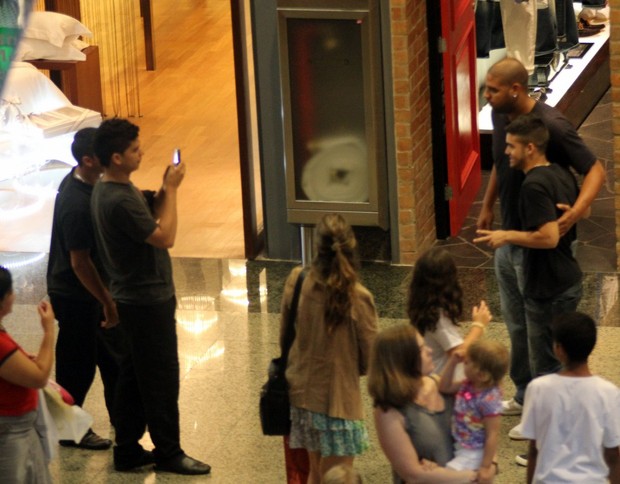 Adriano passeia em shopping carioca e tira foto com fãs (Foto: Marcus Pavão / AgNews)