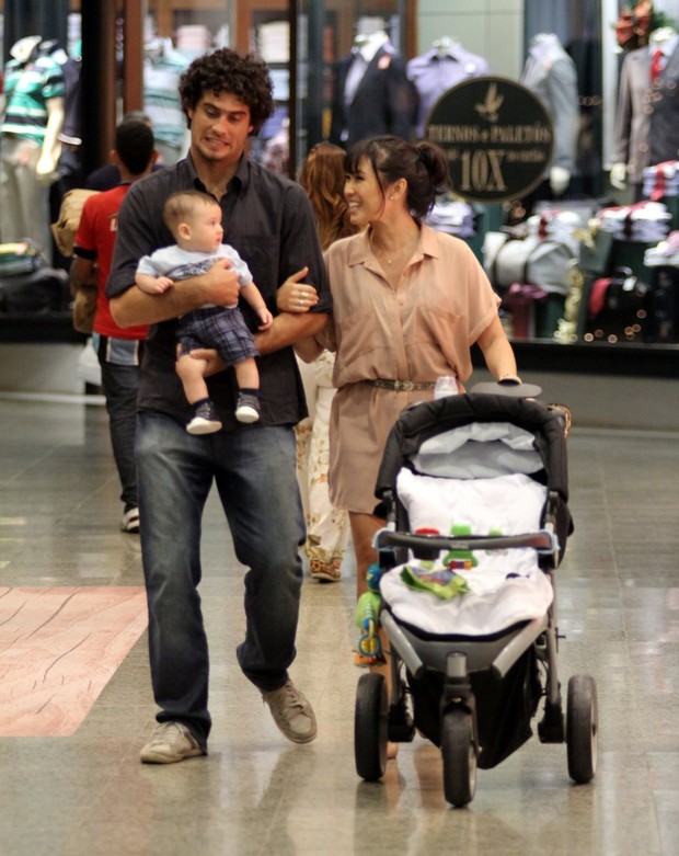 Daniele Suzuki passeia com o filho e o marido em shopping do Rio (Foto: Marcus Pavão / AgNews)