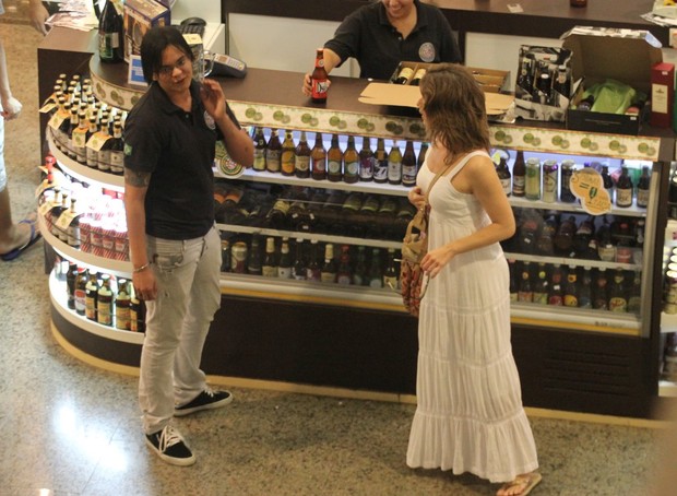 Letícia Spiller compra cerveja em shopping do Rio (Foto: Marcus Pavão / AgNews)
