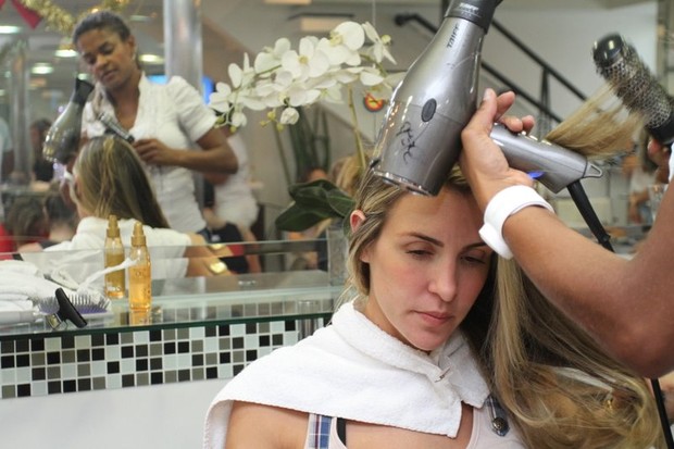 Joana Machado passa a tarde em salão de beleza, no Rio (Foto: Anderson Borde / AgNews)
