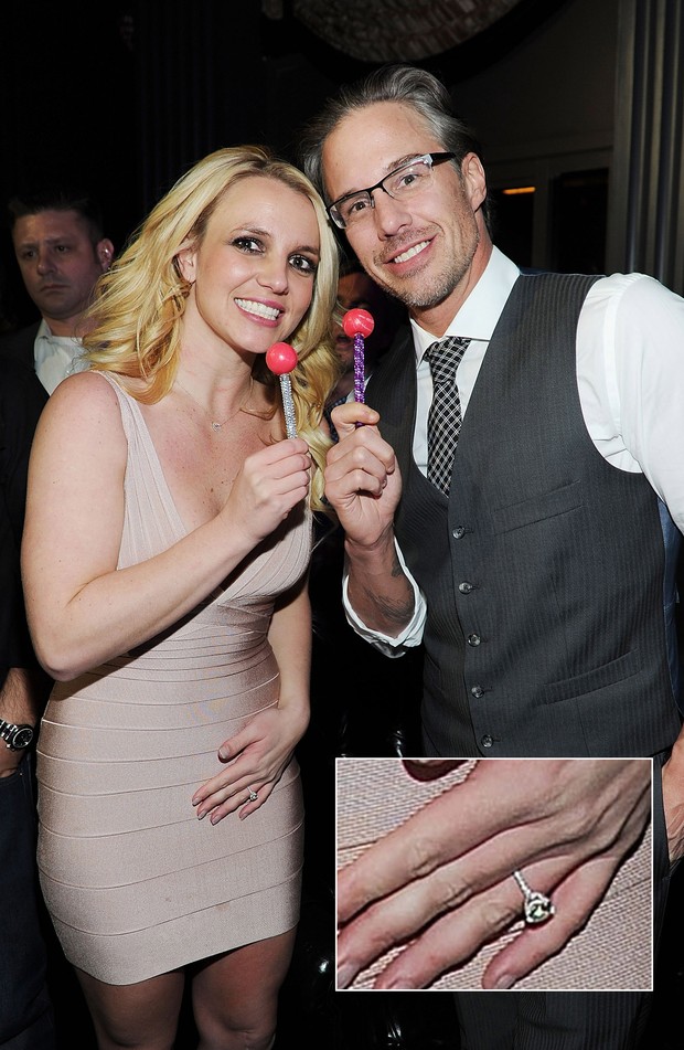 Britney Spears e Jason Trawick mostram o anel de noivado (Foto: Agência/ Getty Images)