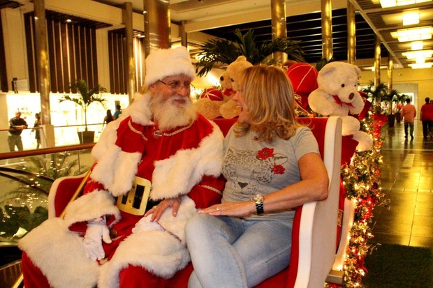 Susana bate papo com o Papai Noel (Foto: Ag News)