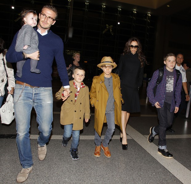 David e Victoria Beckham com os filhos (Foto: Agência/ X17)