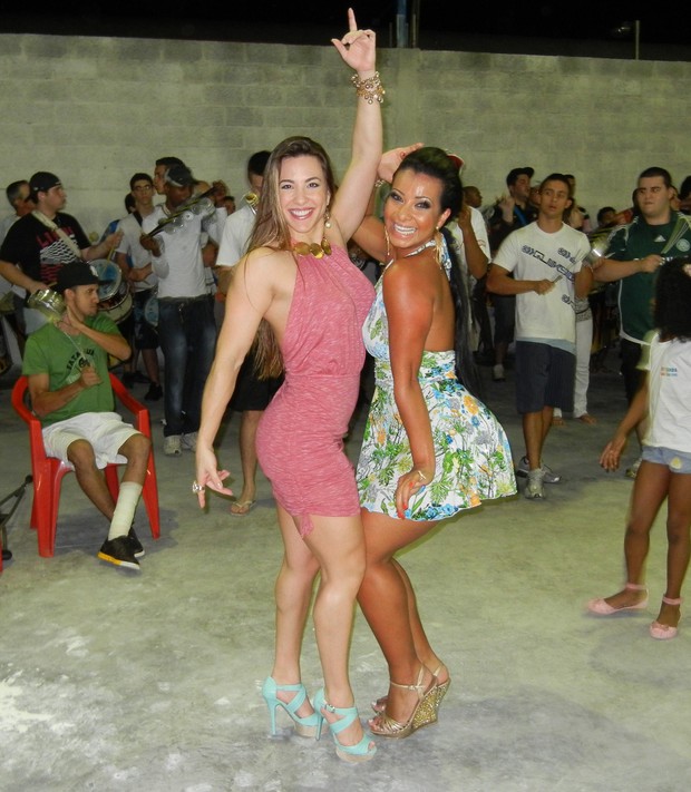 Ex-BBB Michelly samba com Cinthia Santos, madrinha de bateria da Águias de Ouro (Foto: Divulgação)