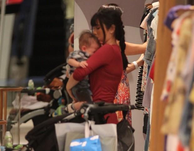 Daniele Suzuki faz compras com o filho em shopping da Barra da Tijuca no Rio de Janeiro (Foto: Marcus Pavão/ Ag.News)