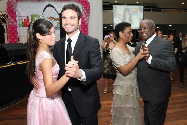 Sidney Sampaio no baile de debutantes do projeto 'Rio, Sou Também Adolescente 2011' (Foto: Anderson Borde/ Ag. News)