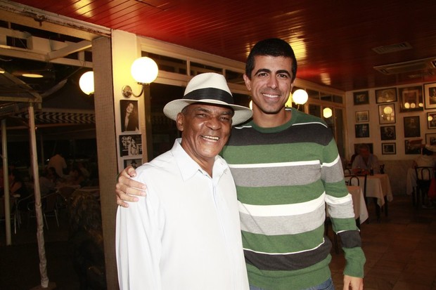 Antonio Pitanga e Marcius Mellhem em inauguração de bar no Rio (Foto: Isac Luz/ EGO)