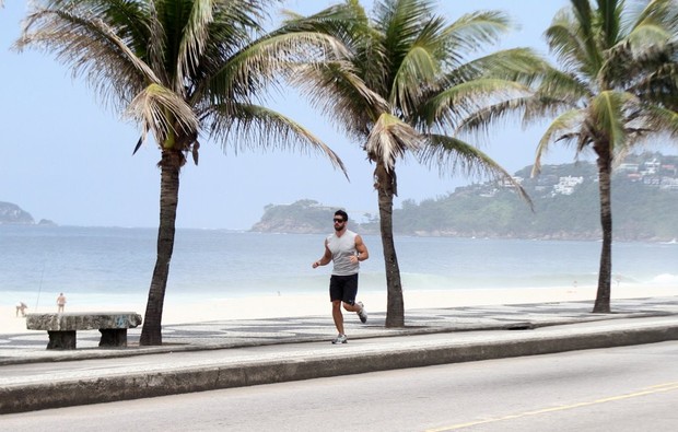 Kadu Parga correndo em São Conrado (Foto: Daniel Delmiro/Ag.News)
