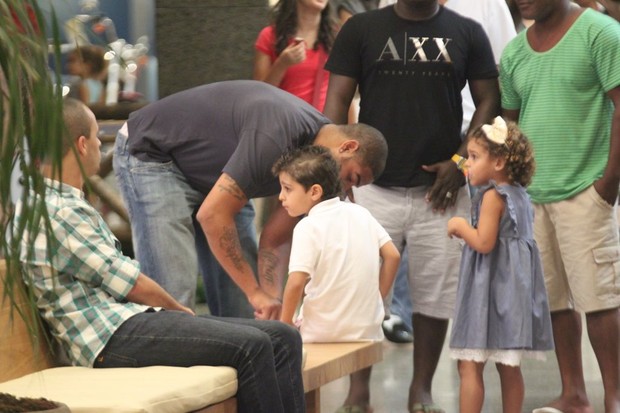 Adriano com os filhos em shopping na Barra da Tijuca, Zona Oeste do Rio (Foto: Marcos Ferreira/ Photo Rio News)
