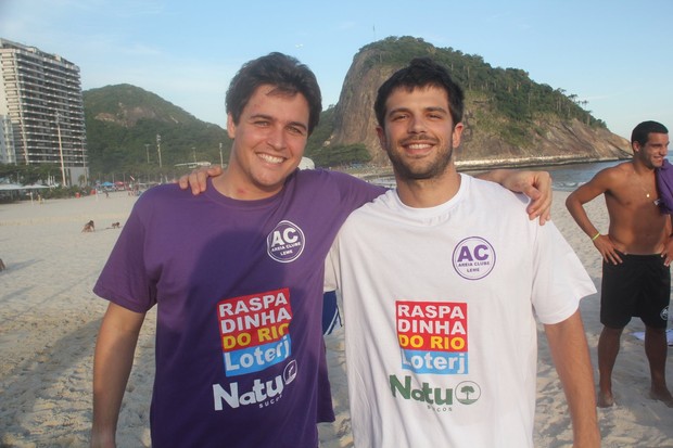 Felipe Dylon e Duda Nagle jogaram Futebol na praia do Leme no Rio de Janeiro (Foto: Photo Rio News)