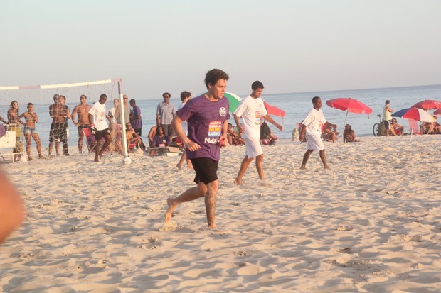 Felipe Dylon joga futebol na praia do Leme no Rio de Janeiro (Foto: Photo Rio News)