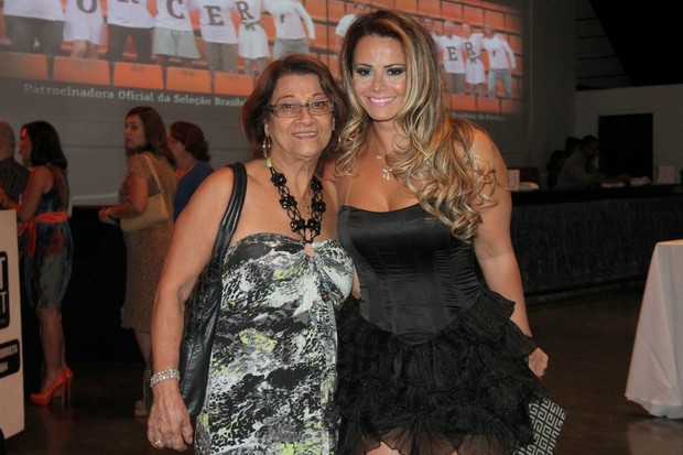 Viviane Araújo com a mãe Neuza no show de Roberto Carlos no Rio (Foto: Roberto Filho/ Ag.News)