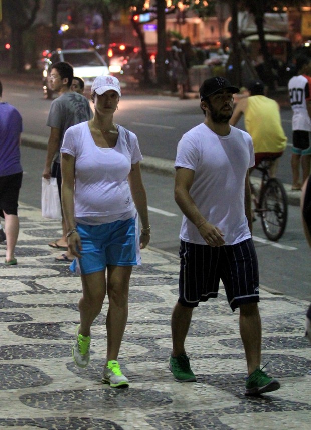 Luana Piovani caminha com Pedro Scooby (Foto: Wallace Barbosa/Agnews)