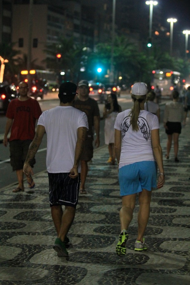 Luana Piovani e Pedro Scooby fazem caminhada em Ipanema (Foto: Wallace Barbosa/Ag. News)