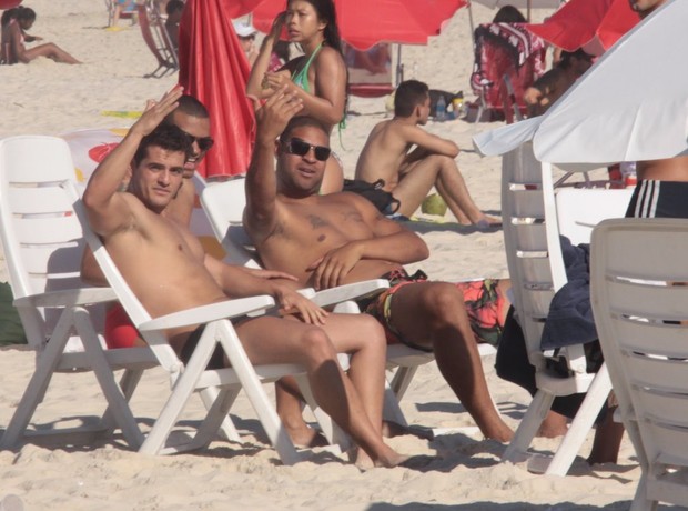 Adriano na praia com amigos (Foto: Jeferson Ribeiro/Ag.News)