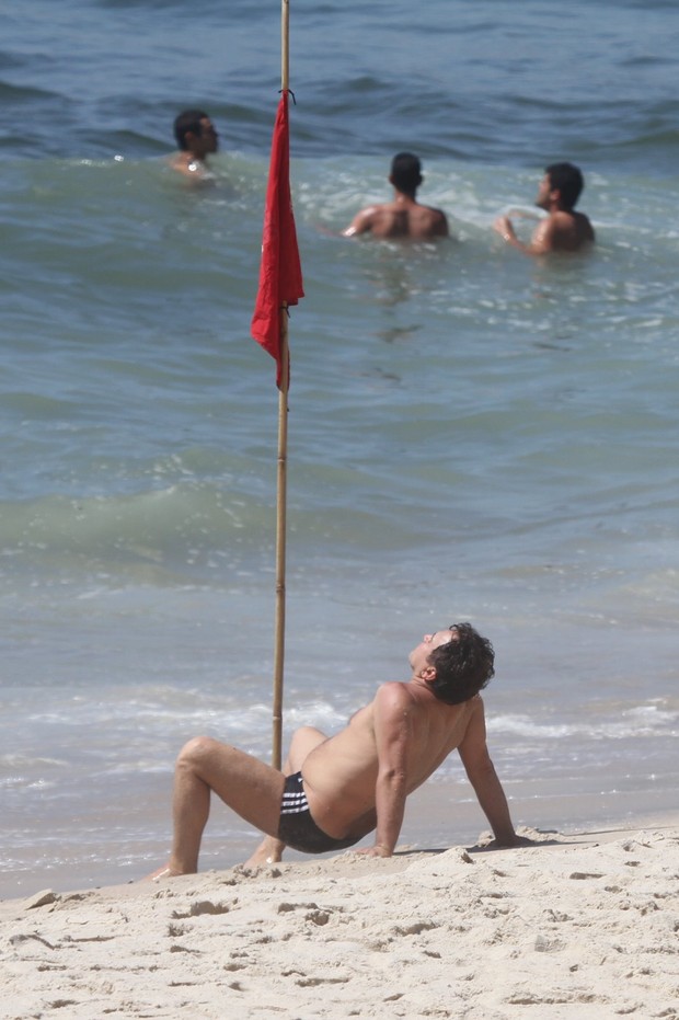 Marcos Frota na praia (Foto: Dilson Silva / Ag News)