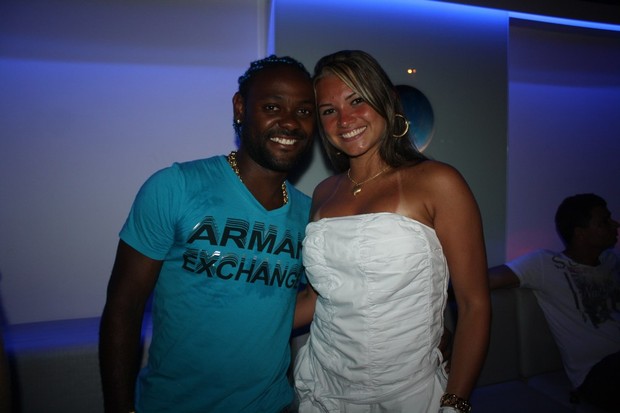 Vagner Love com a namorada Lucilene Pires em show da banda Saidy Bamba em Salvador, na Bahia (Foto: Ag. Fred Pontes/ Divulgação)