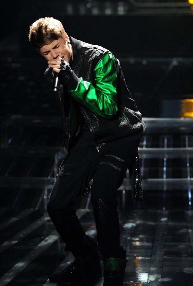 Justin Bieber canta na final do 'The X Factor' nos Estados Unidos (Foto: Getty Images/ Agência)