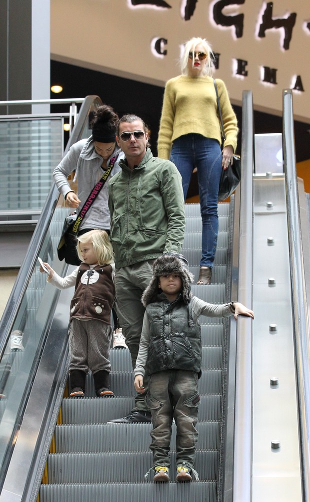 Gwen Stefani vai ao cinema com o marido Gavin Rossdale e com os filhos Kingston e Zuma em Los Angeles, nos Estados Unidos - X17 (Foto: X17/ Agência)
